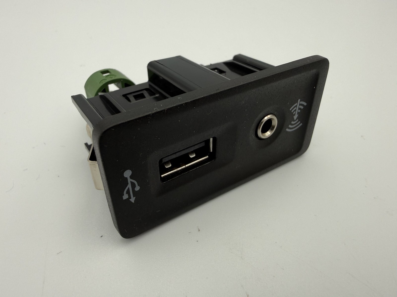 VW GOLF MK7 SEAT LEON 5F USB AUX INPUT PORTS  SOCKET CONNECTION ADAPTER 5G0035222